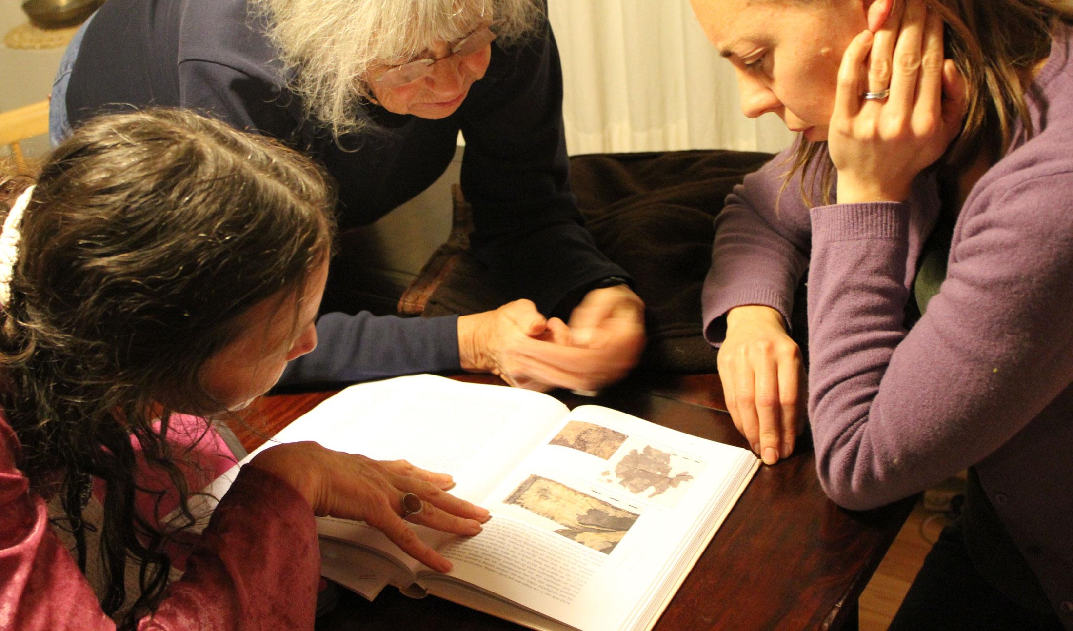 Hanna Zimmerman (centre) with ‘The Tudor Child’ author Jane Huggett (left) and Ninya (right) discussing textile finds in ‘Textiel in Context’