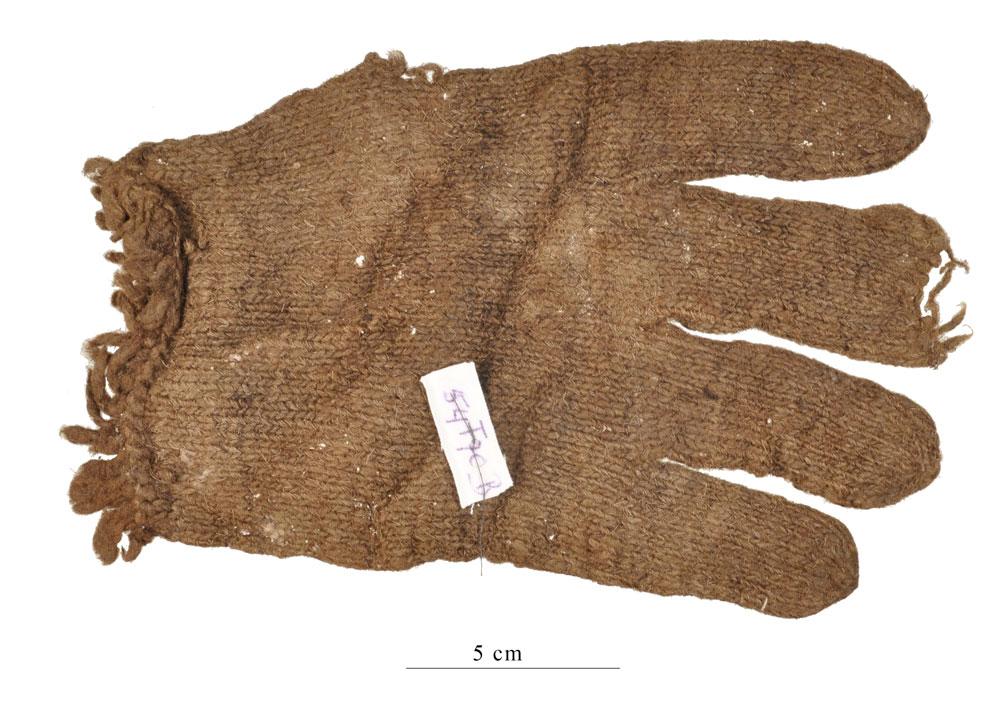 A previously unpublished photograph of a fringed glove (54T7) destined for the proposed translation of Hanna Zimmerman s ‘Textiel in Context’ (image: Jaap Buist)